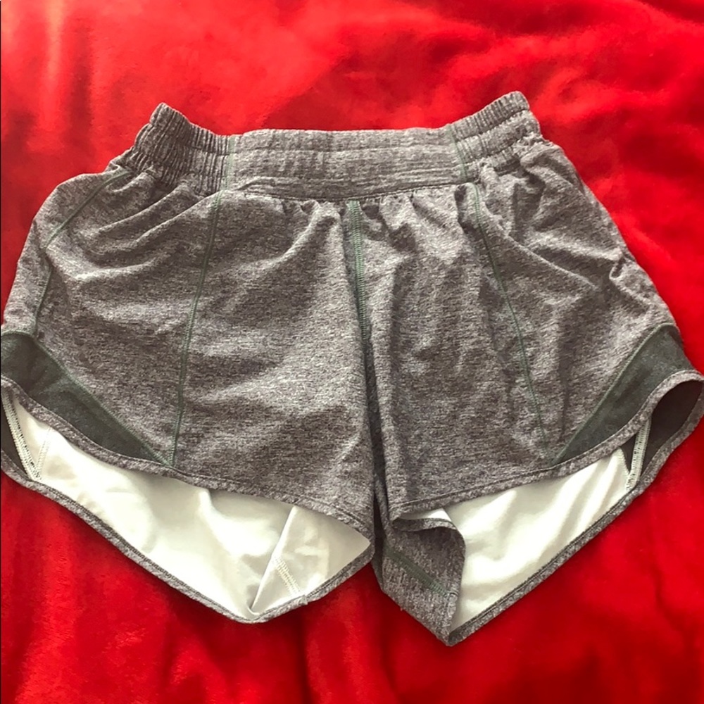 Lulu lemon Hotty Hot Short II Long 4’’ Size 4